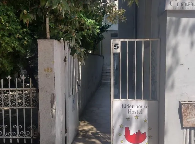 лидер хаус 旅馆 *